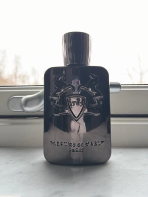 PDM Herod 125ml - Säljer min Parfums de Marly, eftersom den inte matchar min doftprofil och är sugen på något nytt. Flaskan är 125ml. Bara användt den ett få tal gånger så skulle säga att det är ca 110ml kvar. Perfekt för dig som vill lukta maskulint och få en komplimang då o då. Har ni någon fråga så är de bara att höra av sig! Samt låda ingår vid köp