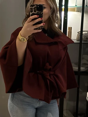 Vinröd cape-kappa med knytband - Stilren vinröd cape-kappa med bred krage och knytband i midjan. Som helt ny❤️