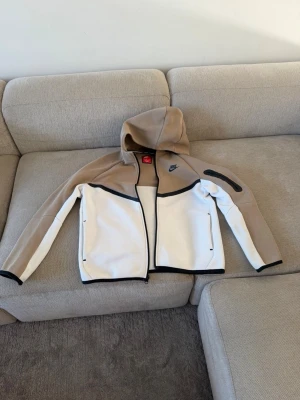 Nike beige och vit vindjacka XL - Nike tech tröja bra skick inga hål nästan aldrig använd kan 