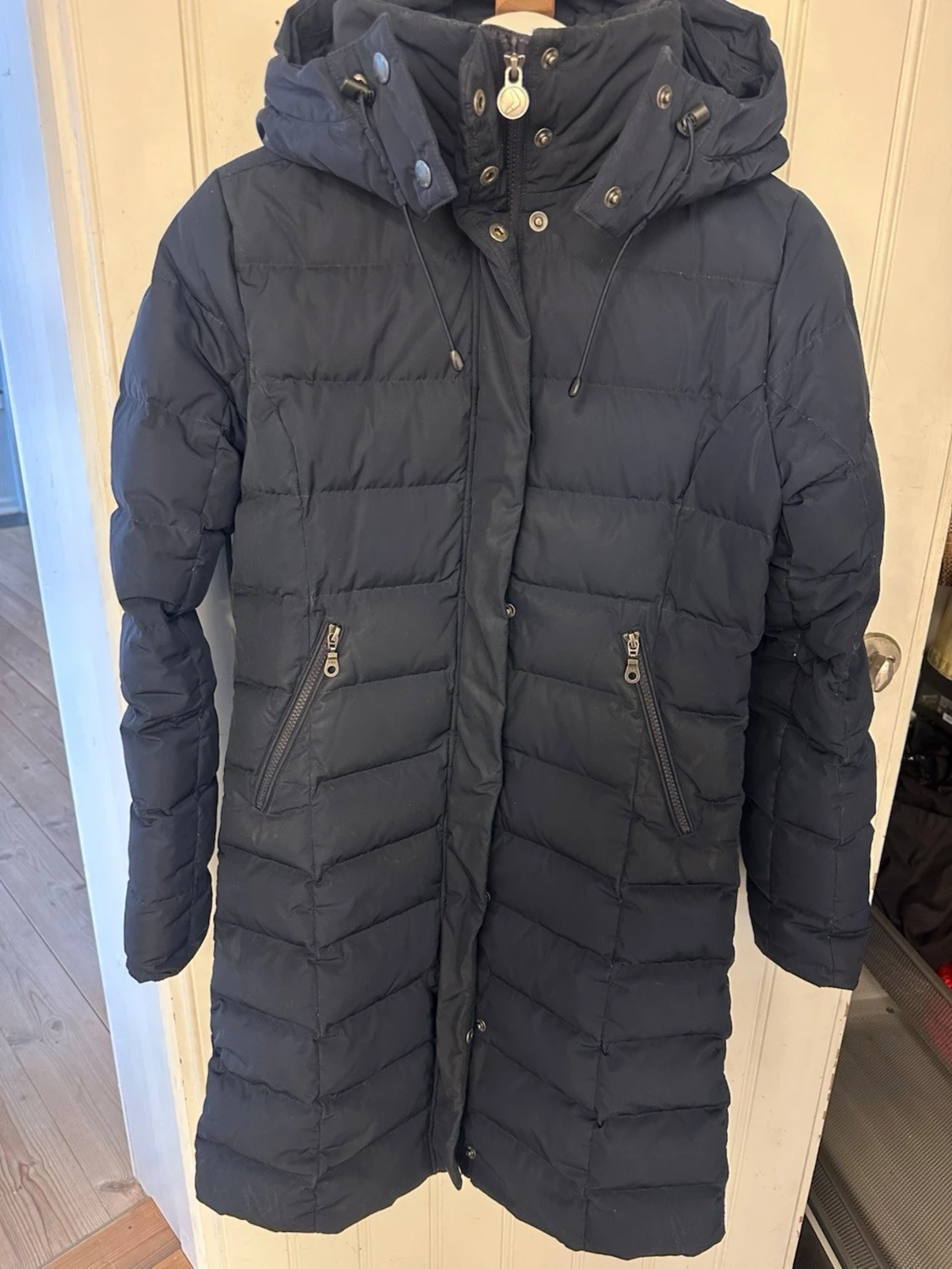 Marinblå lång dunjacka