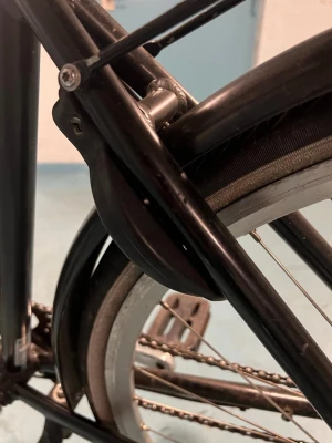 Svart klassisk damcykel med korg - Säljer en svart klassisk damcykel med stor metallkorg fram, fotbroms och ringlås. Cykeln har upprätt styre, stänkskärmar och kedjeskydd. Perfekt för att ta sig runt i stan eller till skolan. Sadel och handtag i svart, robust ram och smala däck.