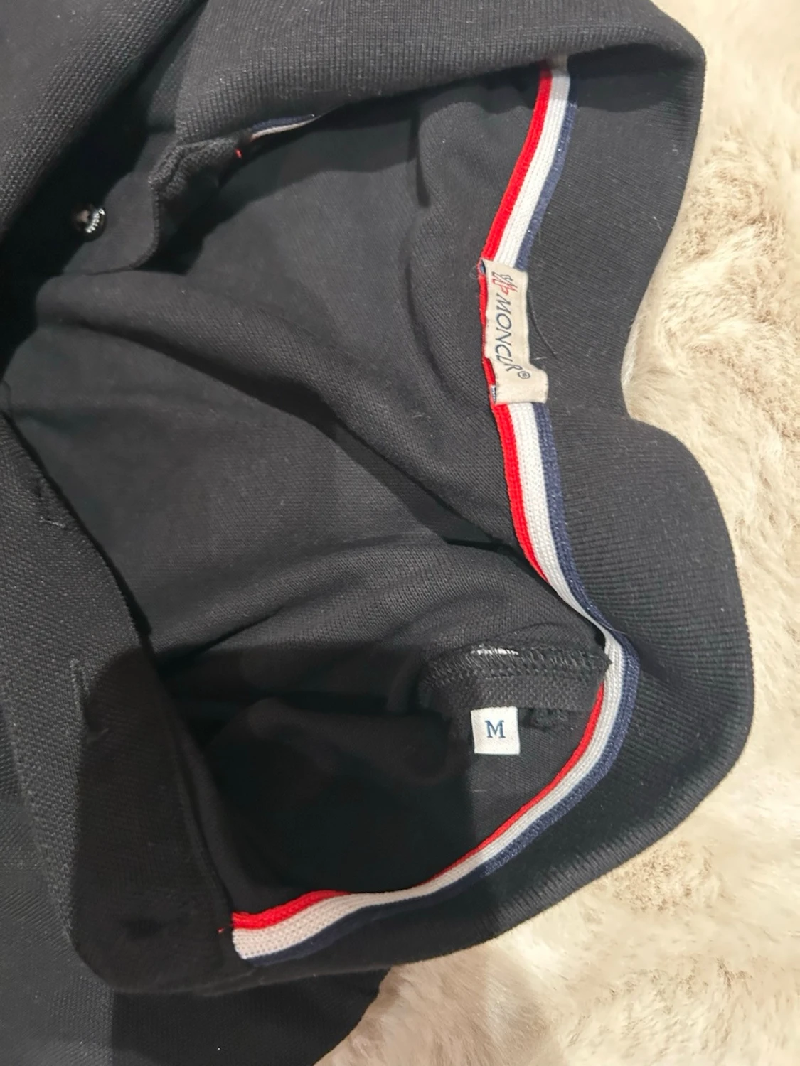 Riktigt snygg Svart pikétröja med rödvit kant - 3