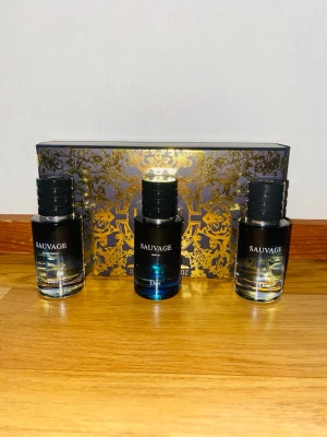 Dior Sauvage parfymset 3x30ml - Exklusivt parfymset från Dior med tre flaskor Sauvage i snygga blåtonade glasflaskor. Setet innehåller Eau de Parfum, Eau de Toilette och Parfum, alla på 30 ml vardera. Kommer i en elegant mörkblå presentask med gulddetaljer.
