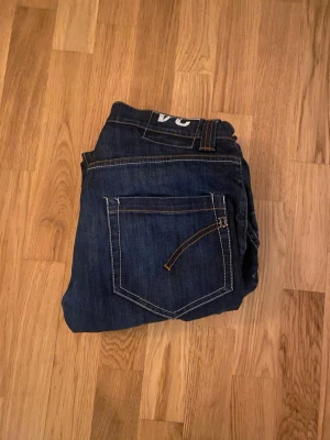 Mörkblå jeans från Dondup  - Säljer ett par mörkblå jeans från Dondup! Storlek || w34 men sitter som w31,32 då dom är väldigt små i storlek. Midjemått || 40 cm. Längd || 104 cm. Skriv vid frågor!🙌