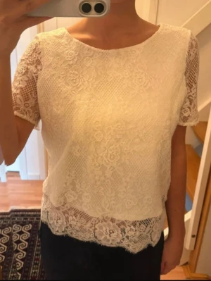 Vit spets T-shirt  - Köpt utomland kommer inte till användning 