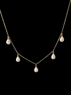 Guldhalsband med droppformade pärlor - Snyggt halsband i guldton med fem droppformade vita pärlor som hänger längs en tunn kedja. Perfekt för dig som gillar en stilren och elegant look med en touch av klassiska detaljer. Passar till många olika outfits och ger en lyxig känsla.