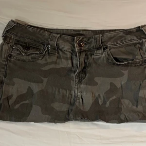 True religon jeans kjol - Jeans kjol med midjemått ca 37 cm rakt över, hör av er vid frågor💕 ”passar flera storlekar xs/s främst”