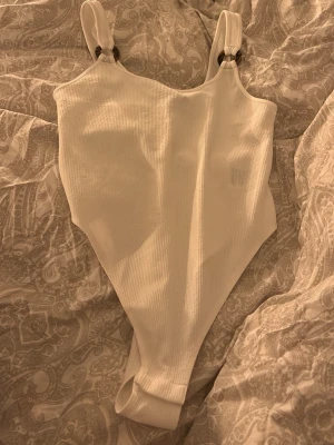 Vit body  - Vit body med detalj på bandet 