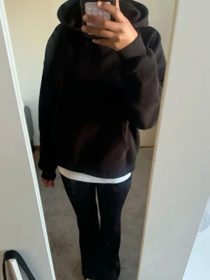 Svart hoodie  - Säljer en fin hoodie från Gina Tricot i mycket bra skick! Säljer då den inte kommer till användning 