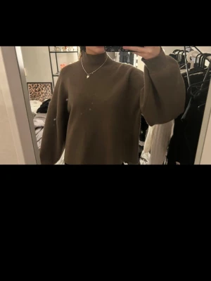 Brun oversized stickad tröja polo - Mysig brun stickad tröja med oversized passform och vida ärmar. Tröjan har hög hals. Knappt använd💓💓Har vanligt storlek s men tröjan är oversized i modellen💓skicka prisförslag 