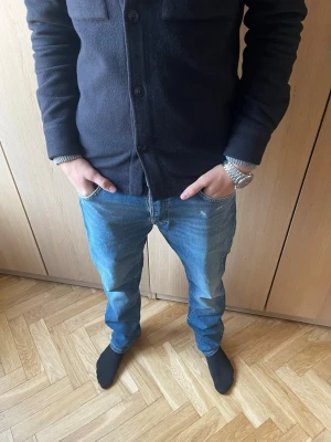Nudie jeans - Riktigt feta jeans från nudie! Väldigt bra skick på dem. De är använda ett par gånger tidigare🔥 modellen är ca 182 cm. W32 L32