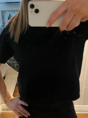 Stickad tröja - Säljer en stickad tröja från Gina, storlek s. Väldigt bra skick🖤