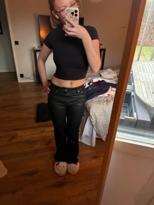 Läder imitations byxor - Säljer ett par svarta bootcut jeans i skinnimitation💓