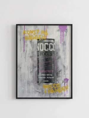 Tavla med Nocco Focus-motiv - Unik tavla med motiv av en Nocco Focus Passion can, målad i gråa, svarta och lila toner med inslag av gul text och färgstänk. Modern street art-stil med texten 'Konst på väggen' och 'Nocco i handen'. Perfekt för dig som gillar energidryck och popkultur.