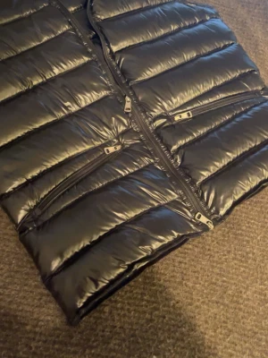 Svart dunväst från Moncler - Storlek 1 motsvarar S. Helt ny aldrig använd.