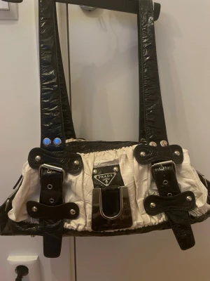 Vintage väska (30 år gammal) - Farmor köpte väskan för 30 år sedan och minns inte vart den köptes. Den har skador och är välanvänd då det låga priset