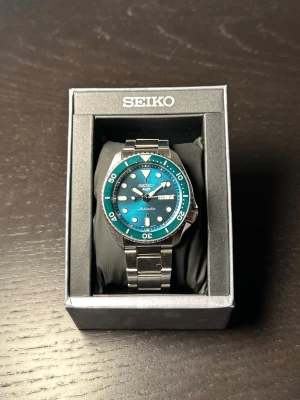 Seiko 5 Sport SRPD61K1 - Säljer en mycket fin Seiko 5 Sports SRPD61K1 i 42,5 mm med automatiskt urverk, i bra skick.  Skriv om ni har några frågor. Jag svarar gärna! Nypris-4000kr