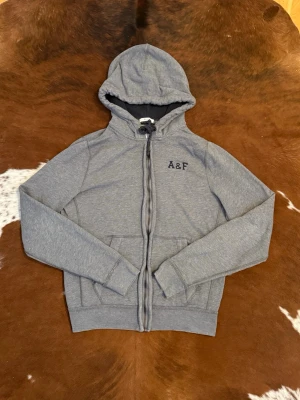 Vintage Abercrombie&Fitch muscle hoodie - Tjena! Säljer denna riktigt snygga A&F hoodien, tröjan är i fint använd skick så finns lite noppror men inga hål eller liknande, Tröjan är i M och är lite kort och tight på mig som är 188cm/88kg, hör av dig vid funderingar!🙌