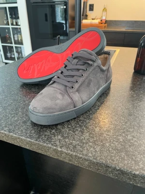 Christian Louboutin  - Säljer ett par riktigt feta gråa Louboutin💯           Storlek:45✅     Obs: Box ingår inte                              Hör av dig vid minsta fundering!                               Skorna är helt nya och aldrig använda!