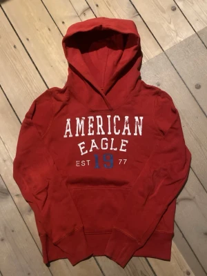 2010s american eagle hoodie - Fet röd 2010s american eagle hoodie som sitter väldigt bra. Står M sitter som en S