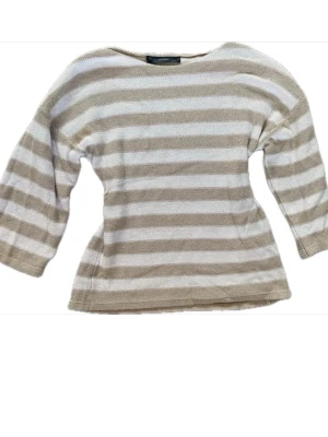 Trekvarts stickad tröja  - Stickad tröja med trekvarts ärmar i beige och vit. Mycket bra skick💕💕