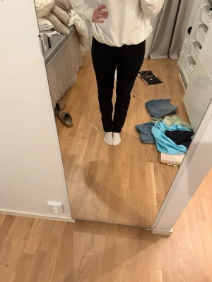 Svarta raka Levis jeans - Säljer ett par svarta jeans med rak passform. Perfekta för en clean och stilren look.