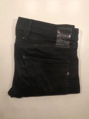 Replay Anbass Hyperflex👖 - Säljer ett par svarta Slim fit jeans från Replay! Passform/modell: Anbass med Hyperflex, storlek: W31 L34, nypris: 1600kr, mitt pris: 275kr. Använda men i fint skick, priset går att diskutera!