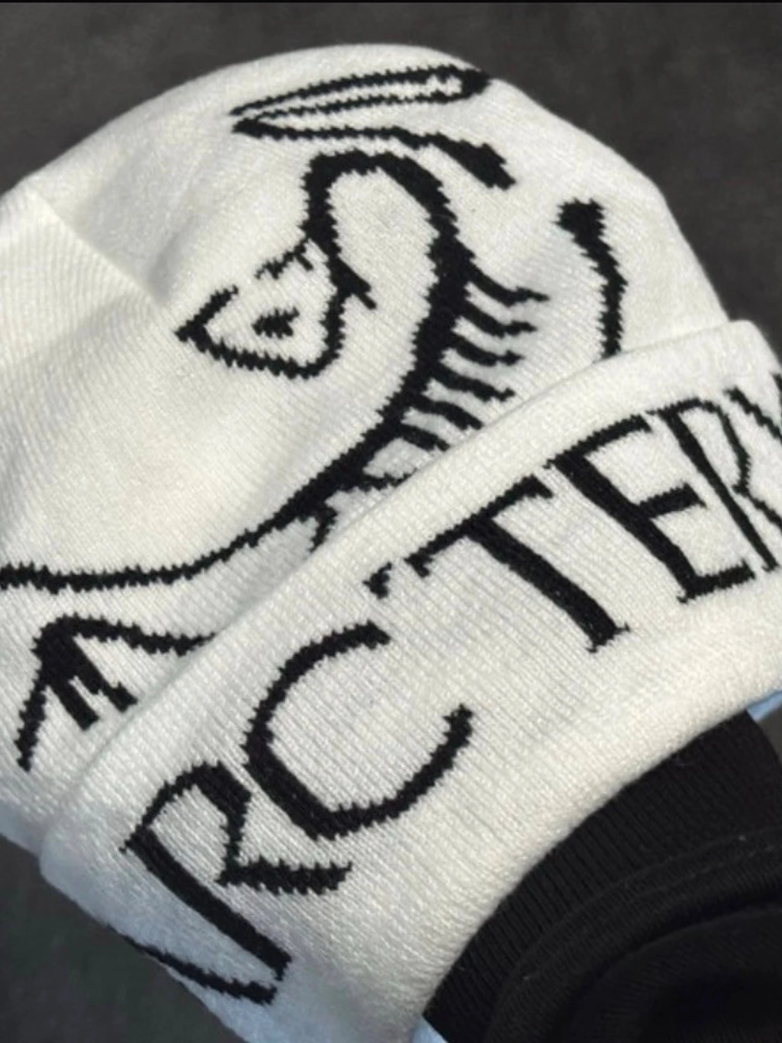 Vit mössa från Arc'teryx - 3