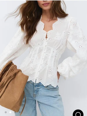 Balloon sleeve blouse Gina Tricot - Säljer denna supertrendiga blus från Gina tricot ballon sleeve blouse. Vit. För att den är för liten tyvärr! Om någon har en M hade jag gärna kunnat byta också!! 🤩nytt med prislappen kvar