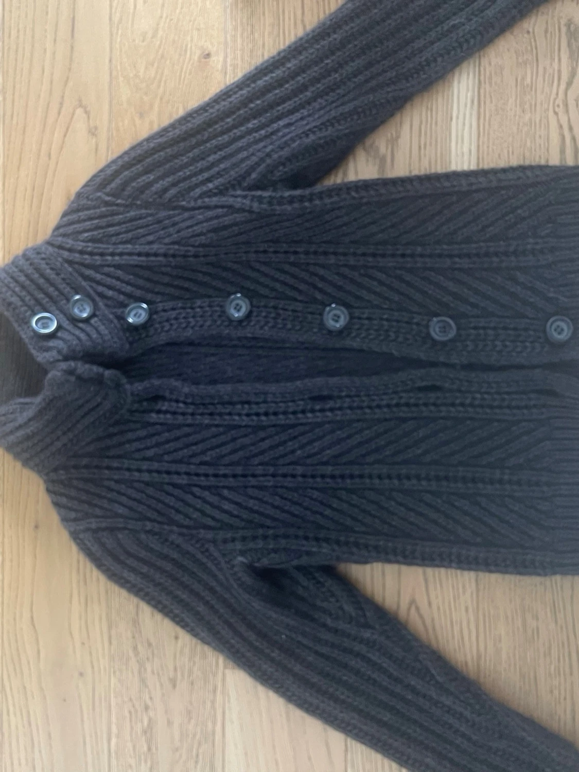 Mörkbrun stickad kofta med knappar - 1