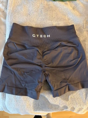 Grå seamless shorts från GTECH - Snygga grå seamless shorts från GTECH med hög midja och ribbad linning. Stretchigt material som sitter tajt och formar sig efter kroppen, perfekta för träning. Säljer för att dem är för små för mig🩷nypris: 400 kr