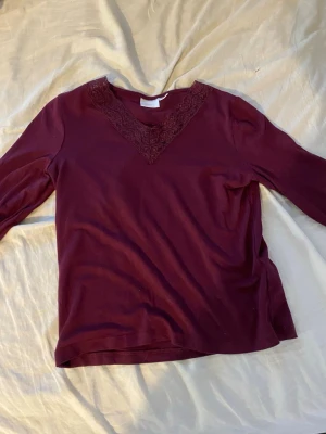 Vinröd långärmad topp med spets - Vinröd långärmad topp med v-ringning med spets! Använd endast 1 gång 💕