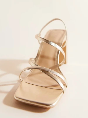 Guldiga sandaletter med blockklack - Använda en gång på min stunderbal!! Lite slitna därav priset!