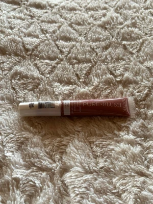 Technic Pure Blush flytande rouge - Flytande rouge från Technic i en mjuk, rosabrun nyans. Kommer i en smidig tub med vit kork och applikator, perfekt för att ge kinderna en naturlig glow. Innehåller 12 ml och är enkel att applicera för ett fräscht resultat. Endast testad! Mycket produkt kvar!💓🌸