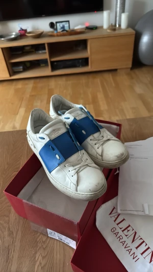Blåa Valentino Open  - Säljer ett par vita Valentino Opens med blått sträck. Skorna är inte nyskick men mycket bra skick, allt i bilderna ingår, pris kan diskuteras vid snabb affär ✅