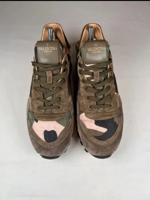 Valentino Garavani camo sneakers - Snygga sneakers från Valentino Garavani i camomönster med gröna, bruna och beige toner. 