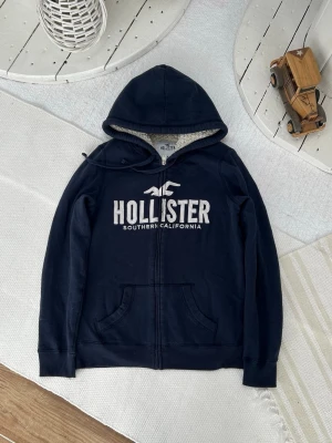 Hollister zip med foder  - En zip från Hollister i storlek M, kan upplevas mindre i storlek, likt en S (HERR). Jag fraktar inom 24h, frakt med PostNord prioriteras. Se liknande plagg i min profil!