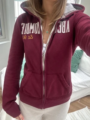 Abercrombie & fitch zip - En zip från Abercrombie & fitch i storlek L. Kan upplevas betydligt mindre i storlek, likt en M. Jag fraktar inom 24h, frakt med PostNord prioriteras. Se liknande plagg i min profil!