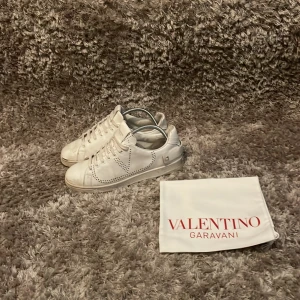 valentino skor - Tja säljer dessa valentino skorna i storlek 41, sjukt snygg design nypris 7000 mitt pris endast 699kr! går enkelt att fräscha upp dom. endast skorna tillkommer skriv om du har någon fråga// NiloResell 