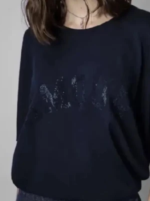 Zadig & Voltaire T-Shirt - Marinblà Zadig & Voltaire tröja. Helt ny och prislappen är kvar! Den är marinblà med stenar och i oversize model. Superbra kvalite och tjockare material. Bomull. Nypris 1750kr. OBS! Den ser smutsig ut pa bilderna men det är ljuset, den är inte smutsig i verkligheten!