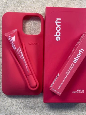 Rhode skal och lipptint - Passar iphone 13/14/15. Lipptinten är helt ny