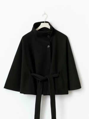 Svart cape-kappa med knytband - Aldrig använd, storlek Xs/S💕