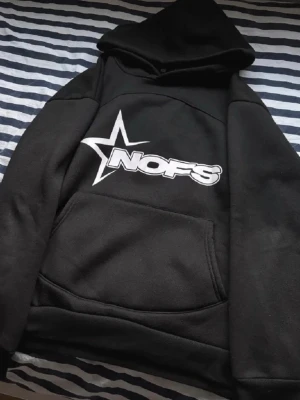 Svart nofs hoodie  - Hoodien är i perfekt skick och inga skador alls!