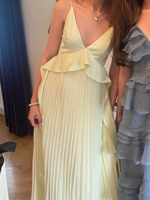 Ljusgul balklänning  - Säljer min otroligt fina balklänning från ASOS, perfekt färg till sommaren!! Endast använd en kväll, banden är justerbara❣️passar mig som oftast har XS eller S i storlek💞