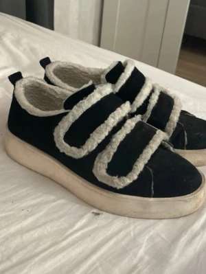 Svarta sneakers från Duffy - Svarta sneakers från Duffy med vit fuskpäls💗strl 41, passar som vinterskor, inuikii liknande💞