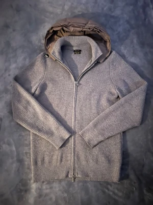 Grå stickad hoodie Massimo Dutti - Hej, säljer en cardigan från Massimo dutti. inget tecken på andvändning och mycket bra skick,  alla sånhär som ligger under 1800kr är noppriga men de är inte denna, nypriset är 3500kr men denna sälj inte längre men jag kommer sälja den för 1449kr (pris kan diskuteras vid snabb affär) 😊