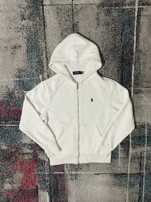 Ralph Lauren Zip Hoodie - Säljer denna riktigt snygga RL tröjan för ett riktigt bra pris! Tröjan är i perfekt skick och är endast använt några månader! Tröjan är XS och passar dig som är mellan 160-167 cm!