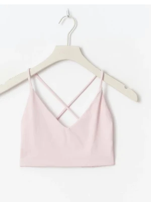 Ljusrosa sport-bh med korsade band - Snygg ljusrosa sport-bh med tunna axelband som korsas i ryggen. Enkel och stilren design, perfekt för träning eller yoga. Mjuk och stretchig känsla för maximal komfort.