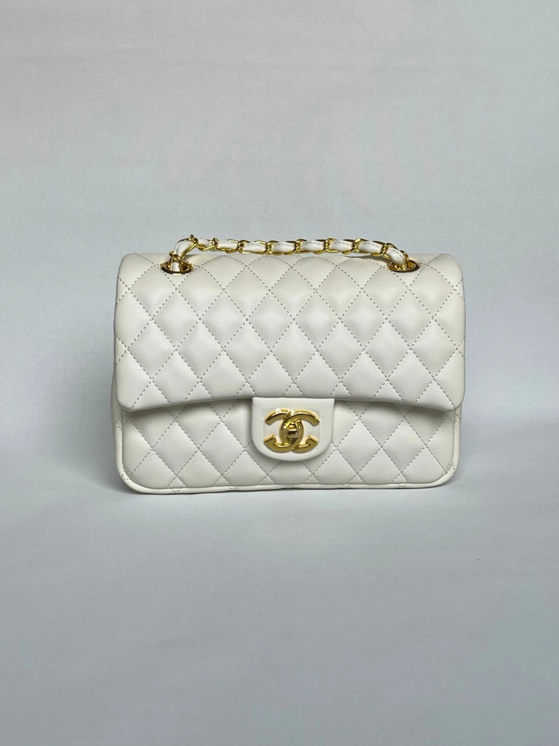Vit Chanel Classic Flap Bag i läder
