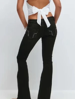 Svarta bootcut jeans med kontrastsömmar - snygga svarta low waist jeans i storlek 152 och passar mig som har xs/xxs i jeans.